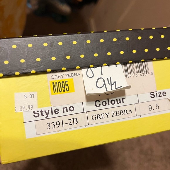 Poetic License grey mohair with brown zebra striping. Size 9. - Picture 2 of 10